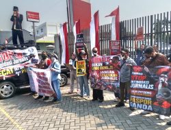 Puluhan Insan Pers Unjukrasa di Depan Kantor DPN Peradi, Minta Jangan “Hina Profesi Wartawan”