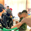 Brimob Polda Metro Jaya Patroli Cipta Kondisi, Bantu Pengemudi Ojol Kecelakaan di Kebun Sirih