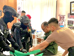 Brimob Polda Metro Jaya Patroli Cipta Kondisi, Bantu Pengemudi Ojol Kecelakaan di Kebun Sirih