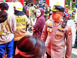 Petugas Gabungan Evakuasi Penghuni Saat Kebakaran Apartemen Pavilion Tanah Abang