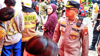Petugas Gabungan Evakuasi Penghuni Saat Kebakaran Apartemen Pavilion Tanah Abang
