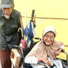 Di Usia Senja, Pak Ismawan Dorong Istri di Kursi Roda Usang Mengais Rezeki di Jalanan Kota Bekasi