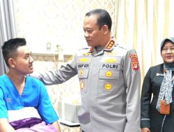 Kapolda Metro Jaya Kunjungi Personel dan Pengemudi Ojol yang Dirawat di RS Polri
