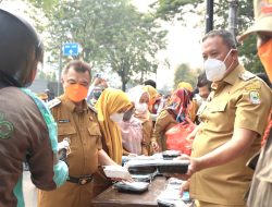 Selasa Ceria Berbagi Makanan dan Masker, Wali Kota Bekasi Antisipasi Dampak Sebaran Abu Vulkanik