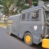 Polres Metro Bekasi Kota Bersihkan Abu Vulkanik Erupsi Anak Krakatau dari Jalan Protokol