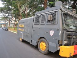 Polres Metro Bekasi Kota Bersihkan Abu Vulkanik Erupsi Anak Krakatau dari Jalan Protokol