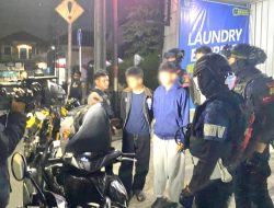 Patroli Brimob Metro Jaya Amankan 9 Orang dan 9 Klip Tembakau Sintetis di Cibubur