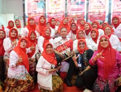 Hari Lansia Sedunia di Bekasi, 1.500 Lansia Ikut Fashion Show dan Tampil Bermain Angklung