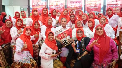 Hari Lansia Sedunia di Bekasi, 1.500 Lansia Ikut Fashion Show dan Tampil Bermain Angklung