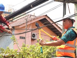 Wali Kota Bekasi Kembali Potong Kabel Udara Semrawut di Jalan Pangeran Jayakarta Sepanjang 3 Kilometer