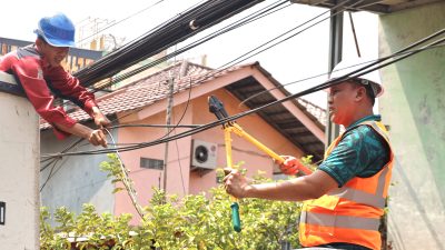 Wali Kota Bekasi Kembali Potong Kabel Udara Semrawut di Jalan Pangeran Jayakarta Sepanjang 3 Kilometer
