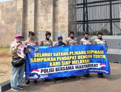 Polwan Sambut Peserta Aksi dengan Spanduk dan Dialog Humanis