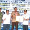Demi Kepastian Hukum Kepemilikan Tanah Masyarakat, Wali Kota Bersama Kakantah Bekasi Serahkan 600 Sertifikat PTSL