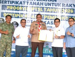 Demi Kepastian Hukum Kepemilikan Tanah Masyarakat, Wali Kota Bersama Kakantah Bekasi Serahkan 600 Sertifikat PTSL