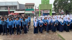 Hidupkan Pasar Tradisional, Disdagperin Kota Bekasi Bersama SMPN 5 Ajak Siswa Berbelanja di Pasar Seroja