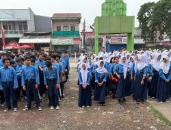 Hidupkan Pasar Tradisional, Disdagperin Kota Bekasi Bersama SMPN 5 Ajak Siswa Berbelanja di Pasar Seroja