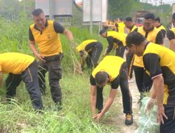 Jaga Lingkungan & Antisipasi Banjir, Polres Metro Bekasi Kota Gelar Aksi Bersih-Bersih Kali Baru
