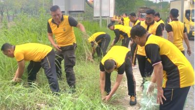 Jaga Lingkungan & Antisipasi Banjir, Polres Metro Bekasi Kota Gelar Aksi Bersih-Bersih Kali Baru